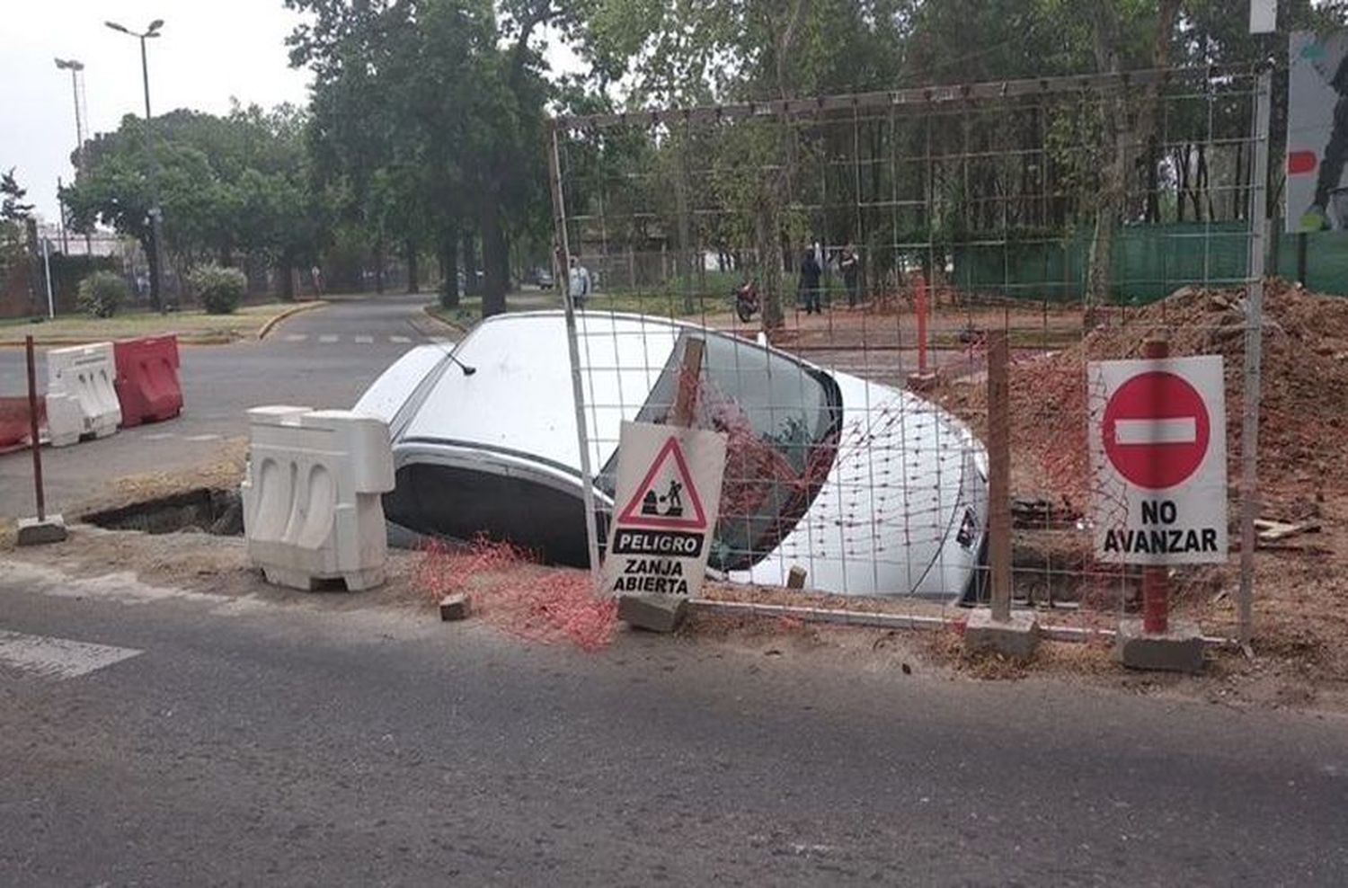 No lo vio venir: un auto cayó dentro de un corralito de aguas