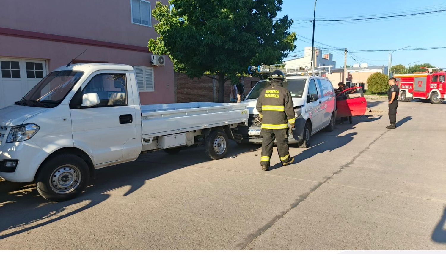 Siniestro en la mañana de sábado: un conductor de una camioneta impactó contra dos vehículos estacionados