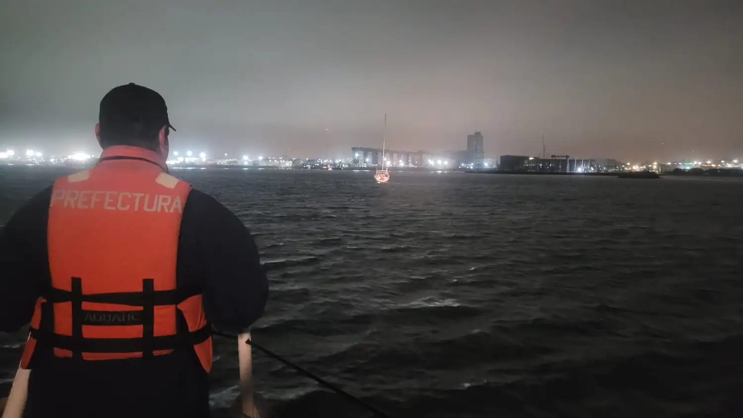 se desplegó un operativo para acompañarla y que navegue de manera segura hasta su ingreso al puerto local.