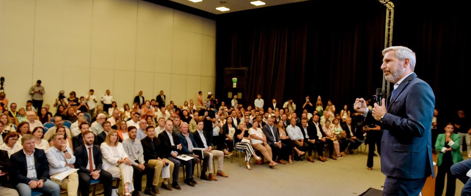 Frigerio e intendentes suscribieron un compromiso para transparentar cuántos funcionarios hay y cuánto cobran