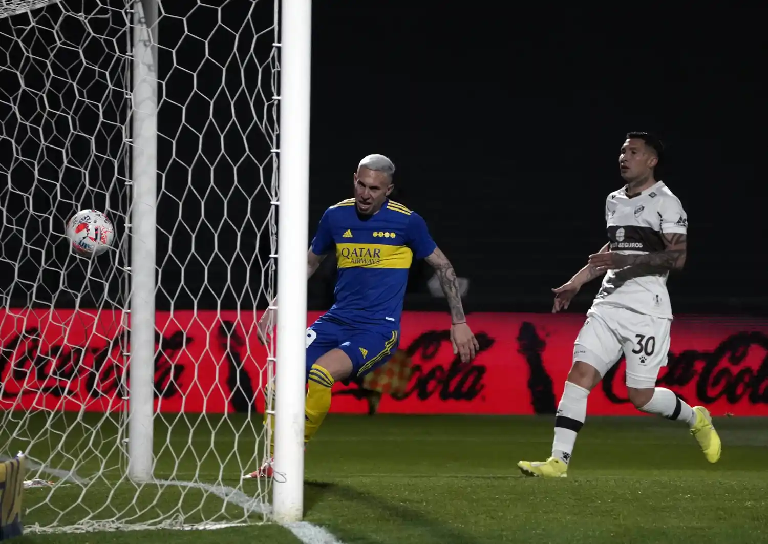 Briasco inicia el festejo de su gol.