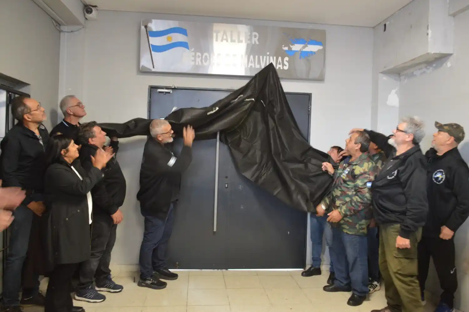 Los Veteranos de Guerra de Malvinas en el descubrimiento del cartel identificatorio que los homenajea. Foto: MVT