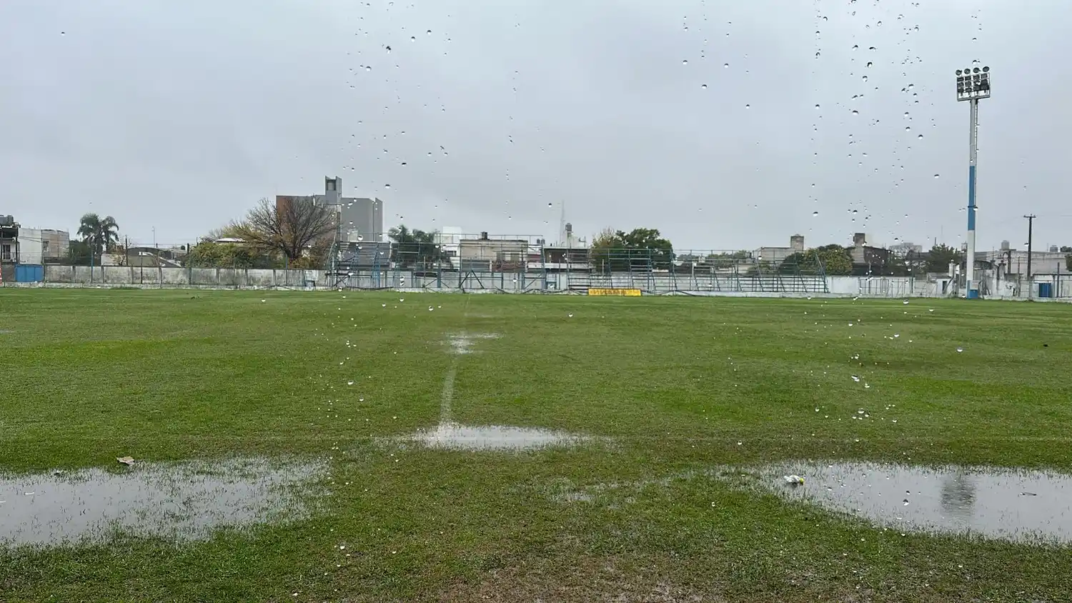 El agua afectó el estado de los campos de juegos de las canchas del fútbol local (crédito: MR Fotografía).