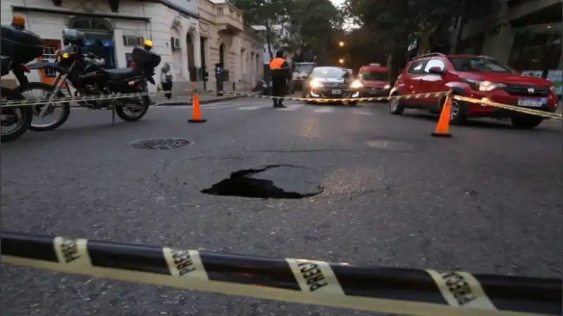 Cedió el pavimento en Balcarce y Zeballos