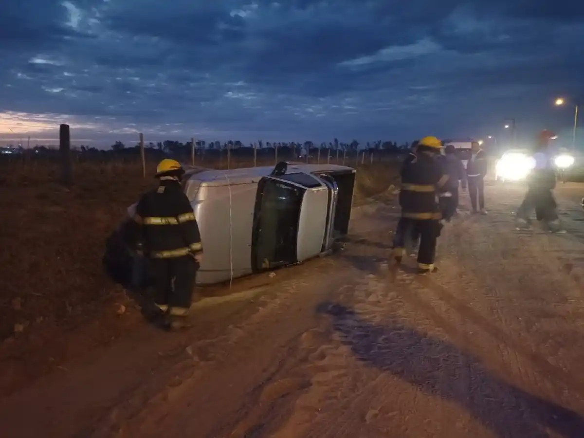 Tumbó camioneta en el camino a Plaza San Francisco y el conductor resultó herido 