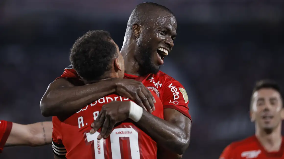 El festejo entre Alan Patrick y Valencia.