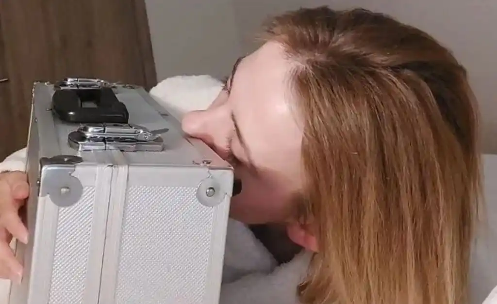 Una profesora de guardería se casó… con un maletín!!
