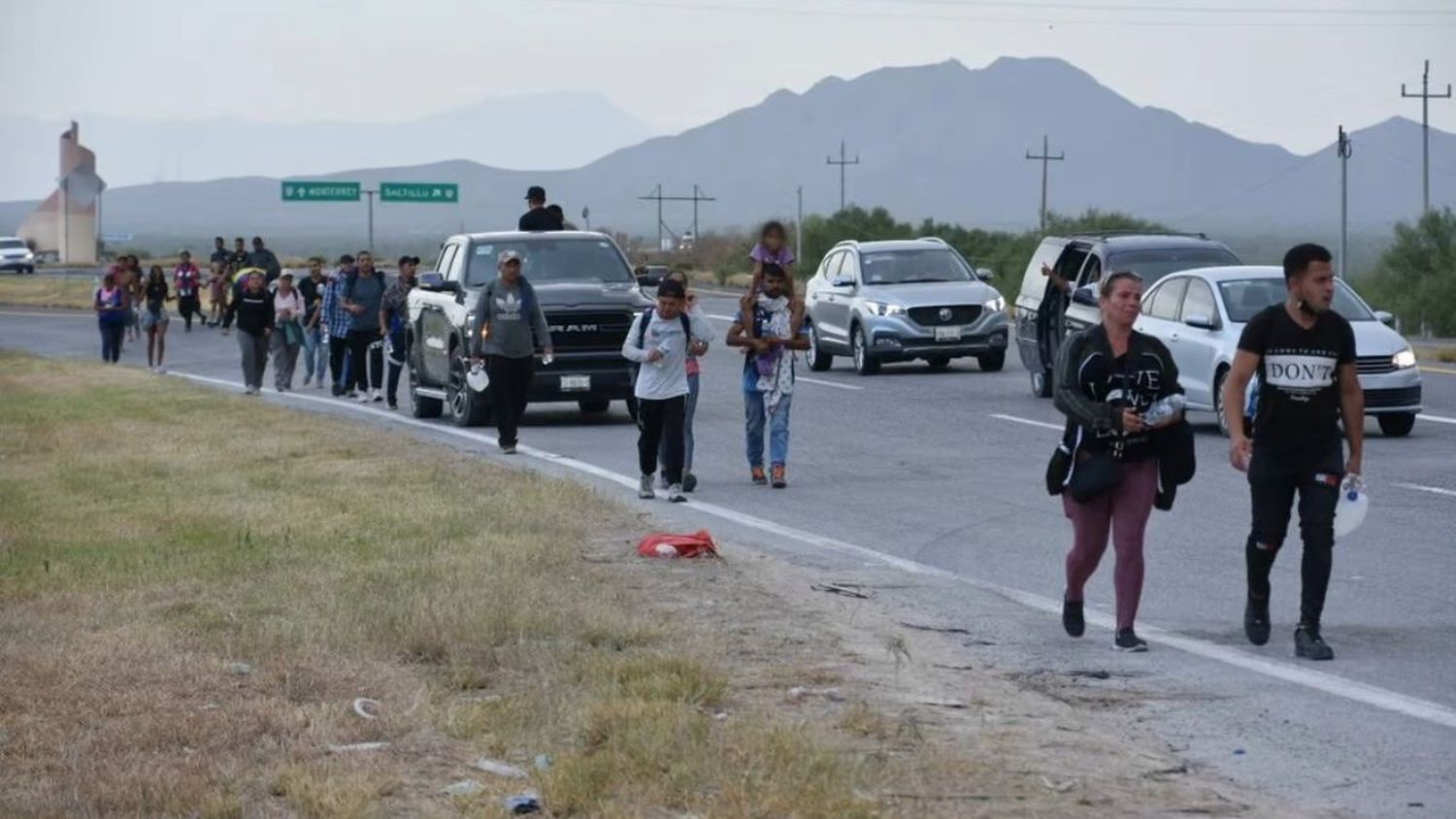 ¡MUCHOS SON VENEZOLANOS! Miles de migrantes llegan a Coahuila: familias completas, niños, y mujeres embarazadas