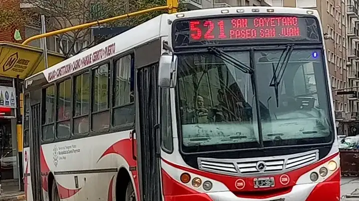 Los vecinos reclaman que las líneas 521 y 511 no ingresan al barrio