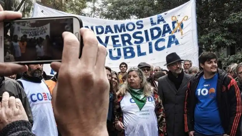 Docentes universitarios llaman a un paro