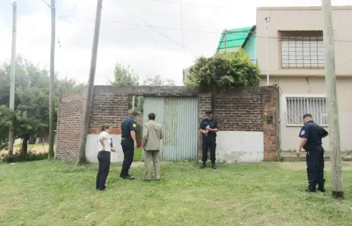 Un hombre falleció, se sospecha  que su hijo lo mató