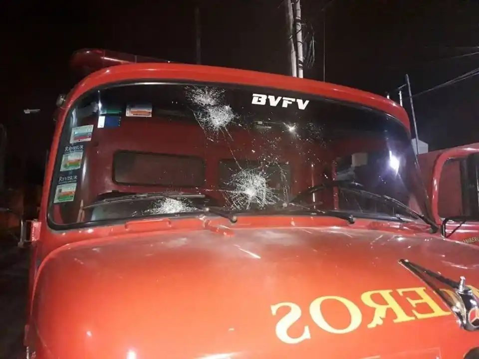 Inexplicable: Atacaron móvil de los Bomberos de Florencio Varela y generó repudio