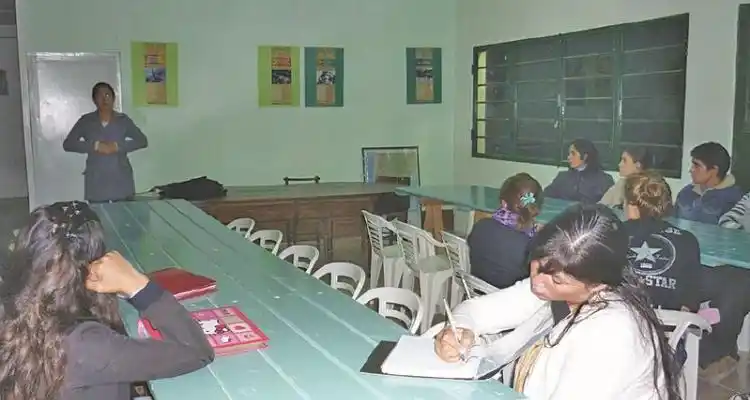Convocan a profesores para el plan fines II
