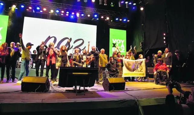 Una masiva fiesta por la paz en el Monumento
