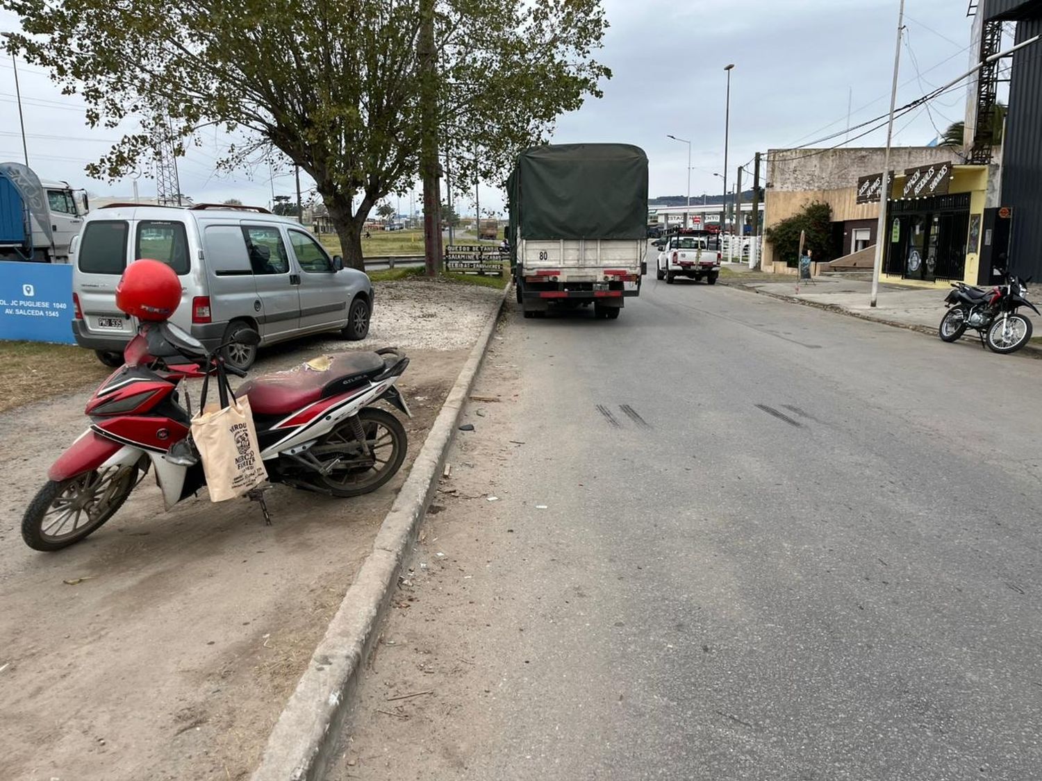 Un motociclista resultó herido tras chocar con un camión en Colectora Pugliese y Espora