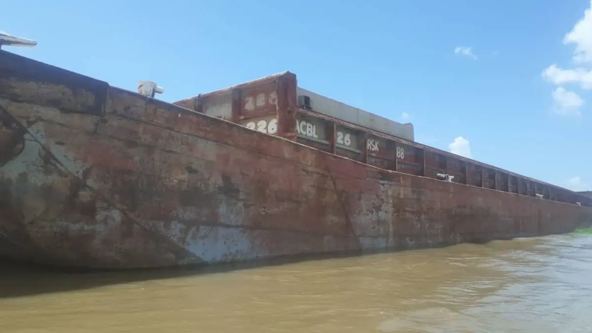 ¡DAÑO AMBIENTAL! Barcazas varadas contaminan el Orinoco: denuncian indígenas