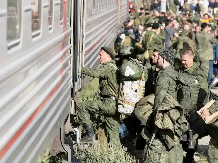 Rusia ofrece bonificaciones en efectivo, libera prisioneros y atrae a extranjeros para reponer sus tropas en Ucrania