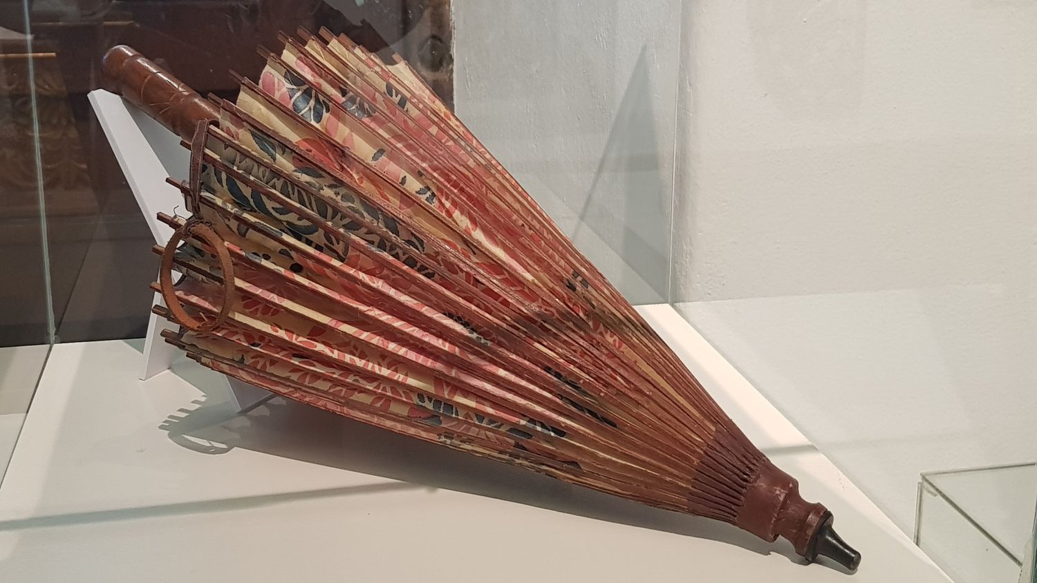 Accesorios de moda del siglo XX son “La pieza del mes” del Museo Histórico 
