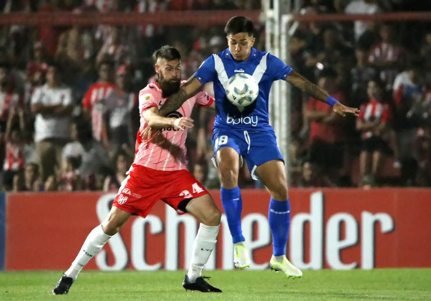 Vélez consiguió un triunfo vital de visitante ante Instituto