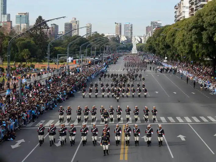 El Gobierno evalúa suspender el desfile militar del 9 de Julio en medio del ajuste en el Ministerio de Defensa