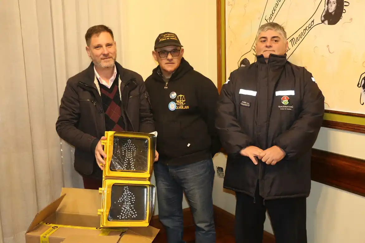 Aciverjus entregó cuatro semáforos peatonales al municipio