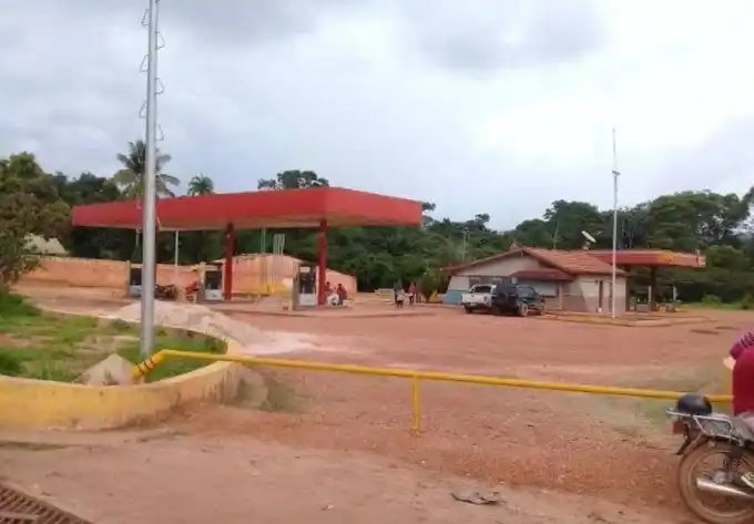 Gasolina prevista para un mes, ni siquiera ha llegado a Bolívar