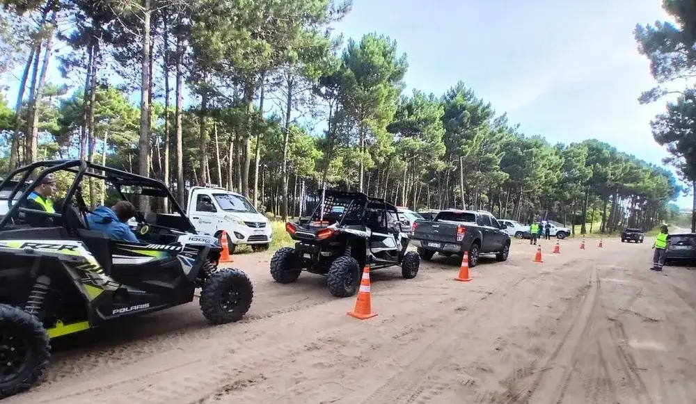 Vehículos en la zona de playas de Pinamar.