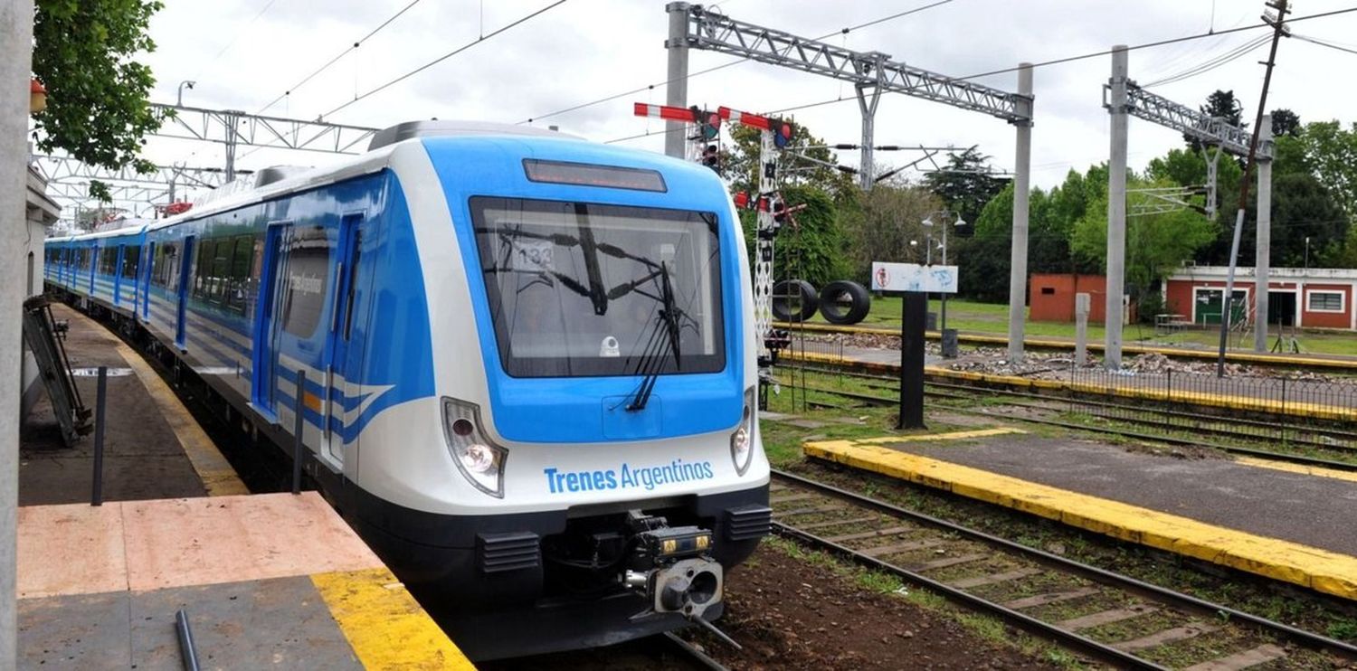 Tren Roca: Dos hombres sufrieron una descarga eléctrica al viajar en el techo de un vagón y hay demoras