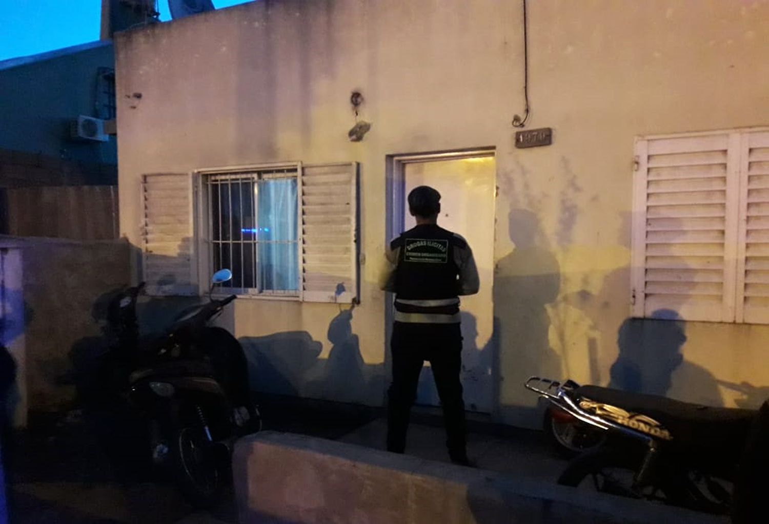 Estaba bajo arresto domiciliario y seguía vendiendo droga