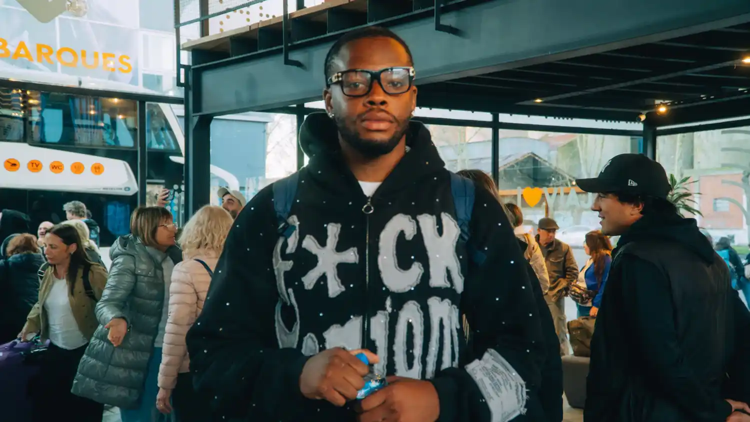 Gus Okafor, jugador de Peñarol arribando a Mar del Plata