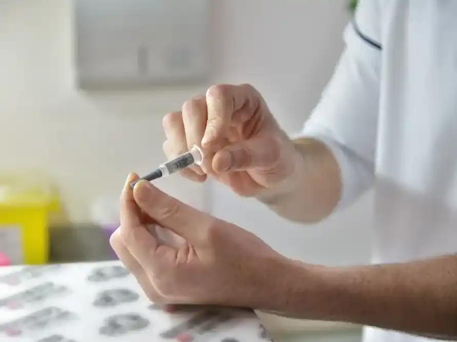 El ministro de Salud bonaerense, Nicolás Kreplak, sostuvo que en las últimas horas Nación envió “solo una parte” de las dosis antigripales adeudadas, lo que resulta insuficiente para cubrir la demanda.