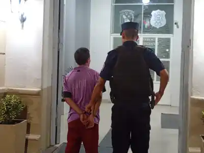 Detuvieron a un joven de 21 años para investigar dos hechos de hurto: había quedado captado por las cámaras de seguridad