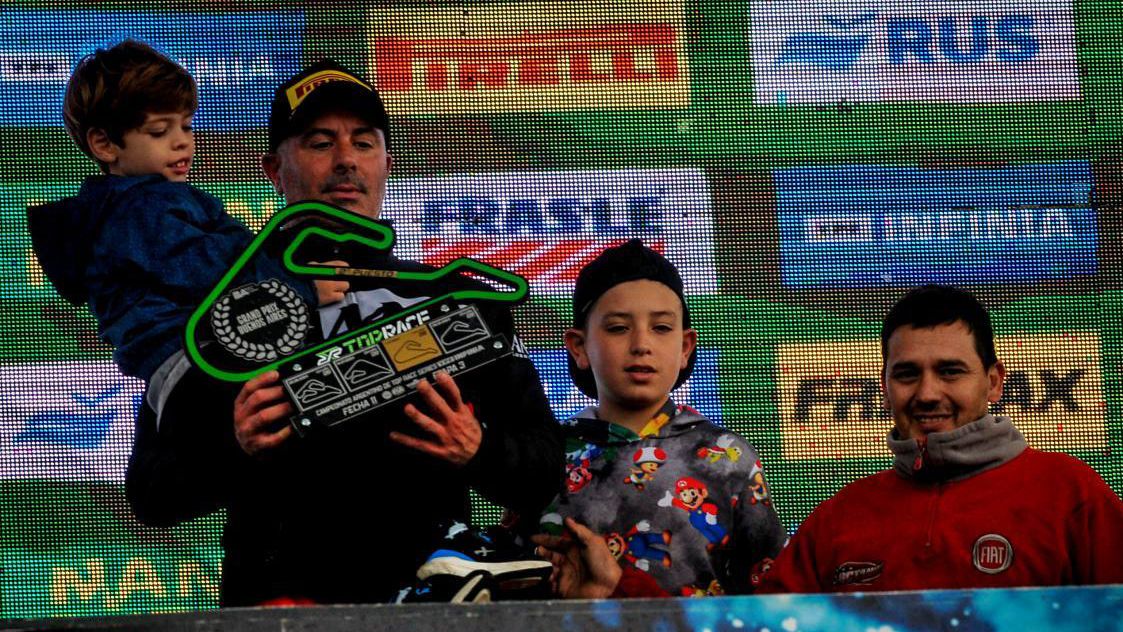 El marplatense Diego Verriello con el trofeo del segundo lugar.