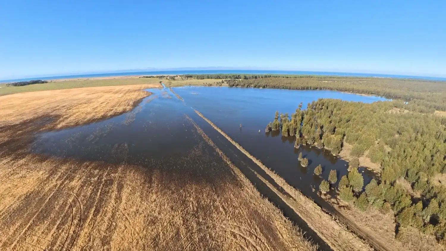 Reciente imagen de campos inundados que tienen cercanía con el mar