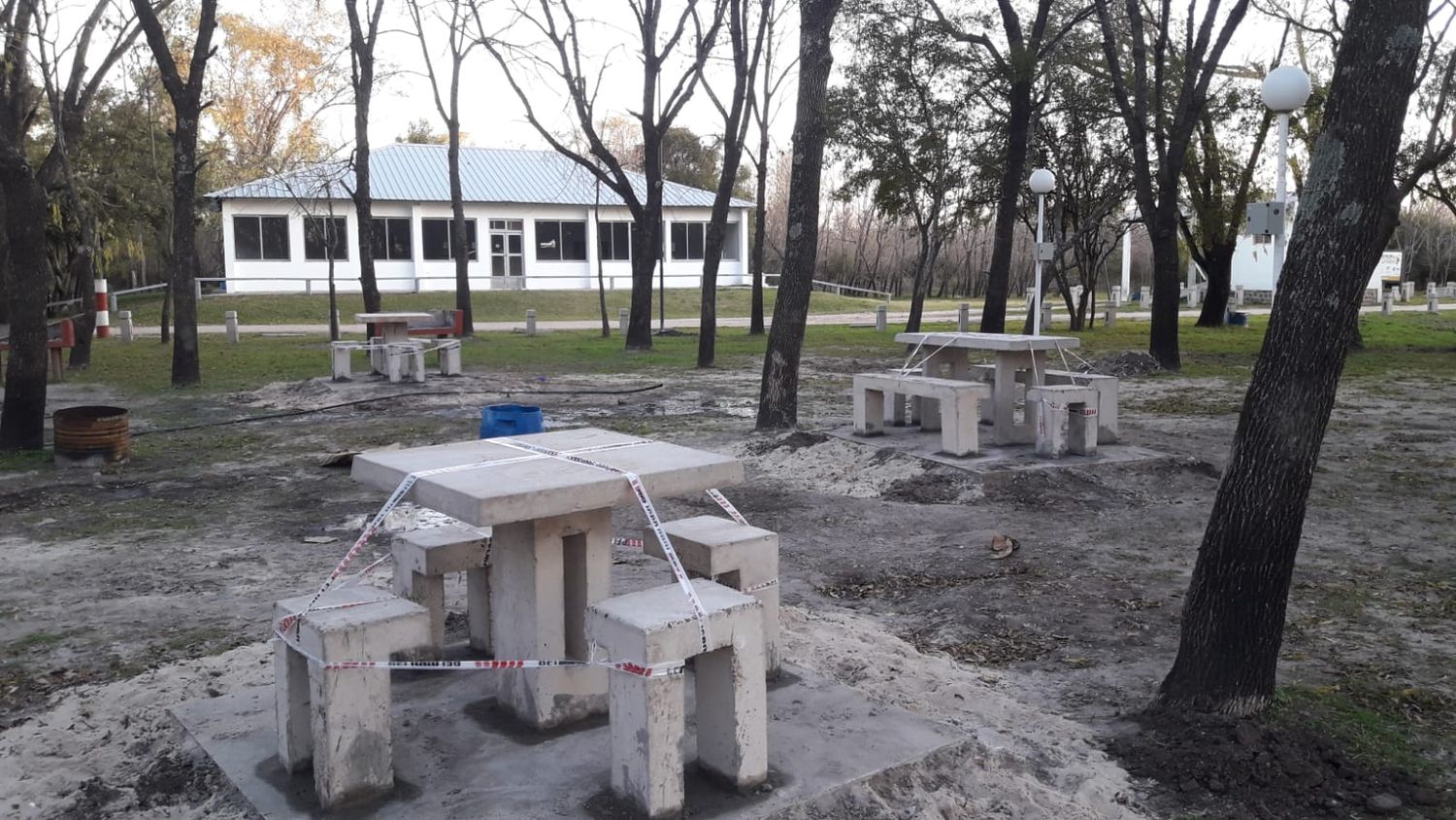 Instalaron mesas y bancos en el camping de Parque del Sol