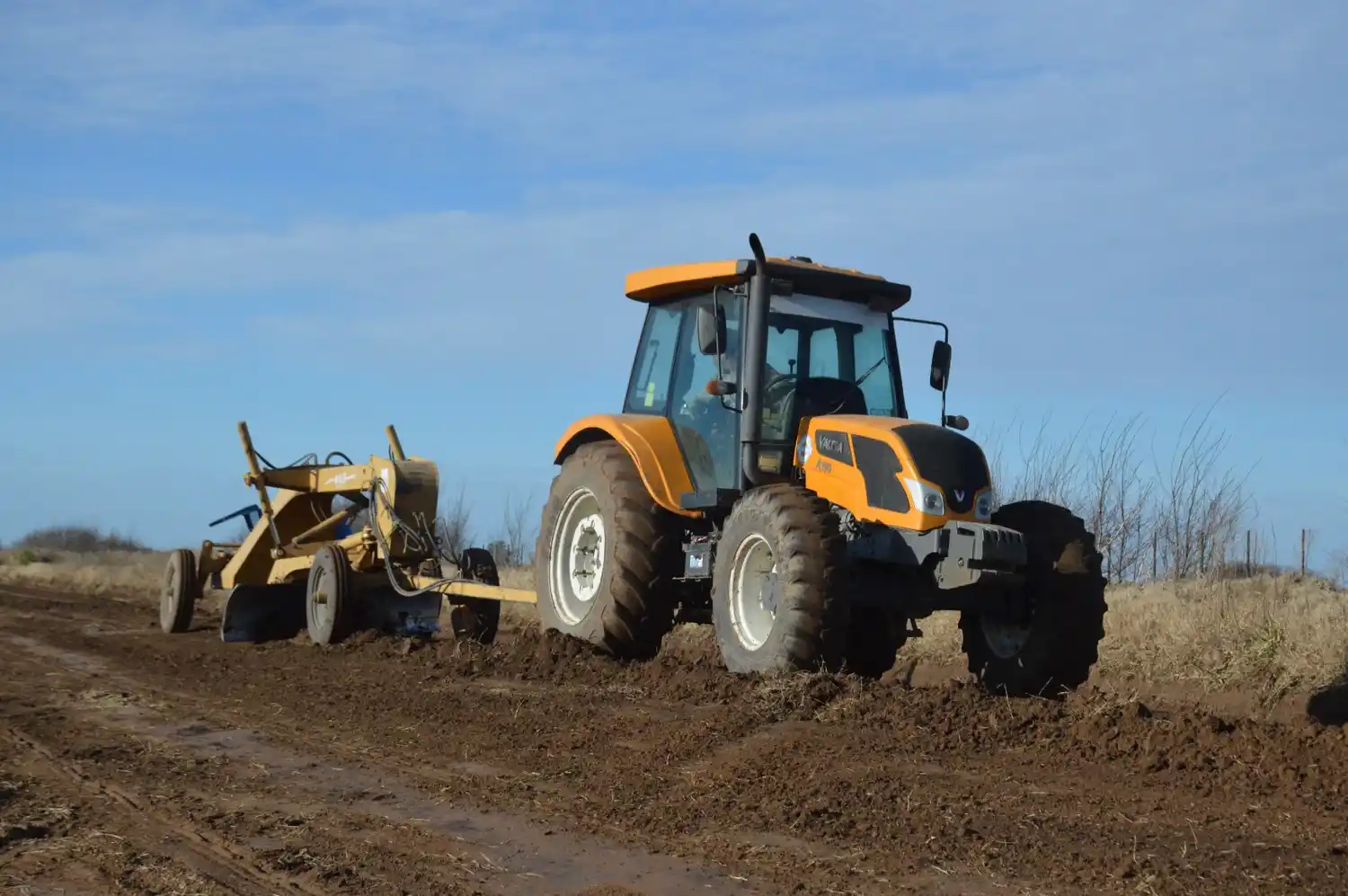 Trabajos del municipio en caminos rurales.