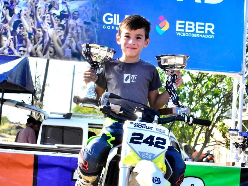 Toda la alegría de Valentino tras sus dos triunfos en el motocross.
