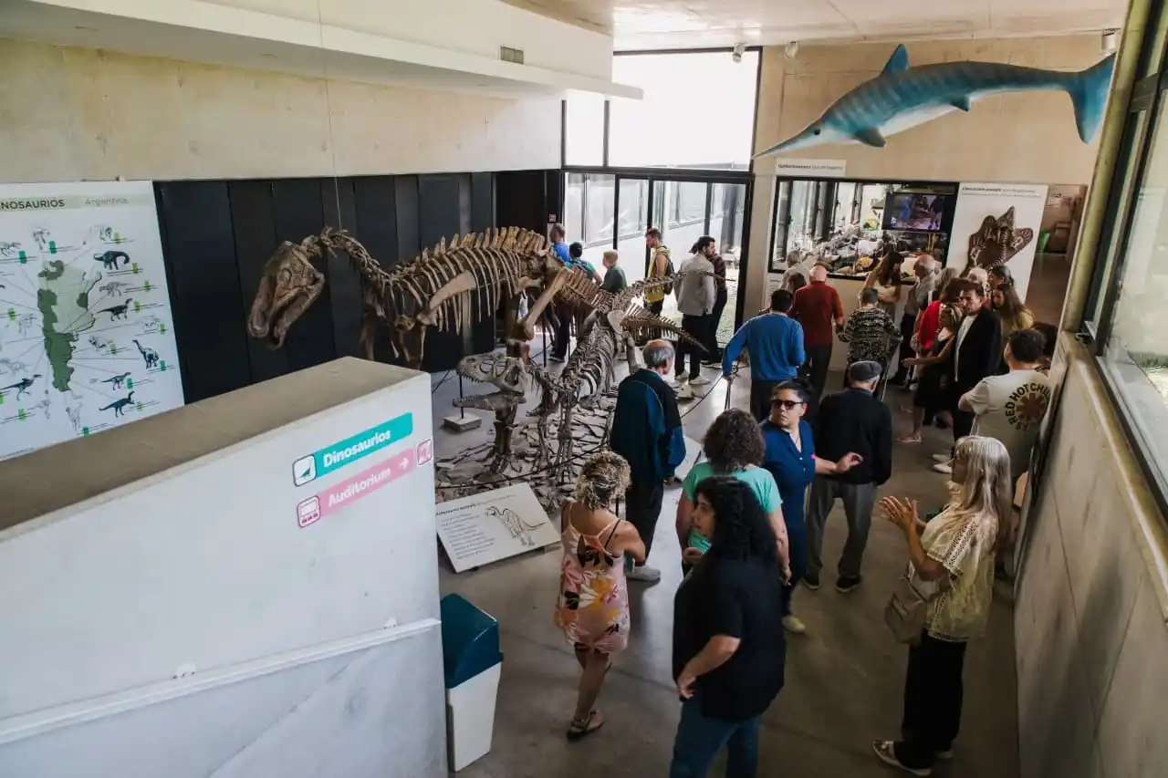 El espacio permanece abierto de lunes a viernes de 09:00 a 15:00 y los sábados y domingos de 16:00 a 21:00.
