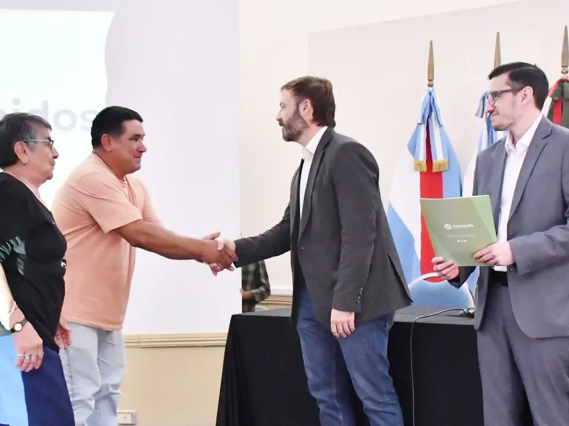 Más de 20 familias recibieron sus escrituras traslativas de dominio
