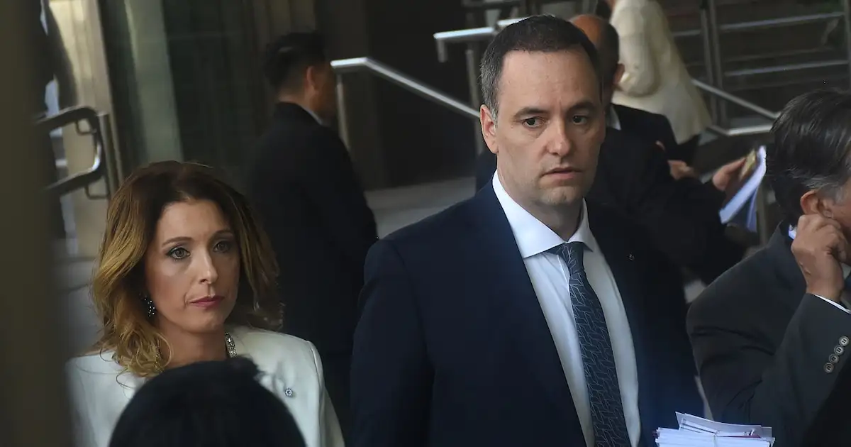 Manuel Adorni junto a su esposa.