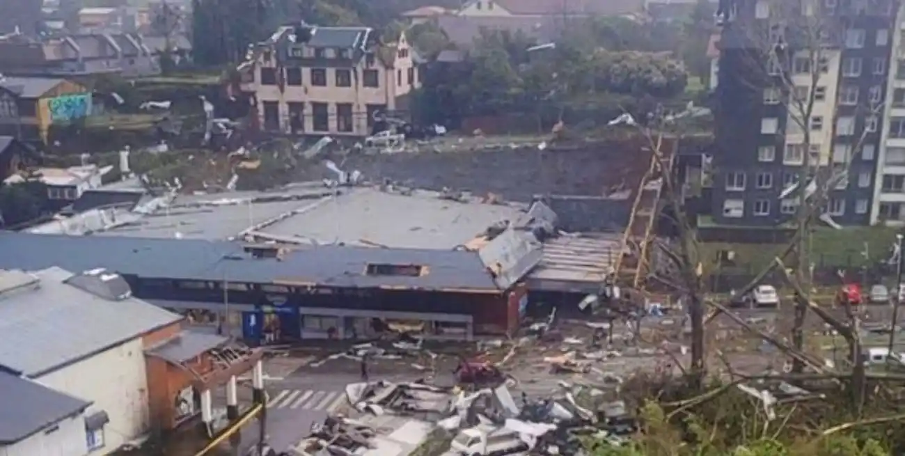 Daños materiales en viviendas, techos y vehículos dejó el fenómeno climático.