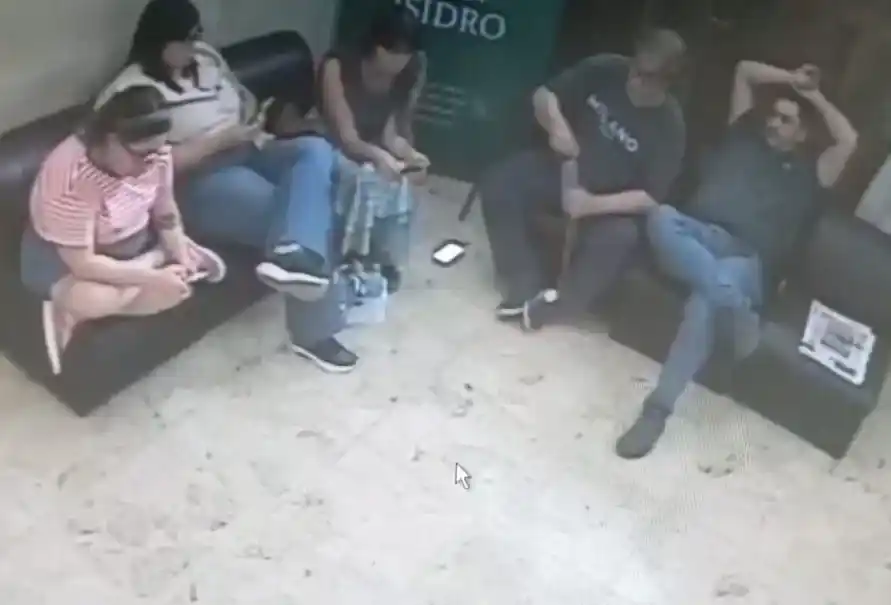 Marcos Cianni y la edil Manuela Schuppisser protestaron en el acceso a la oficina del intendente. Foto: QuePasaWeb