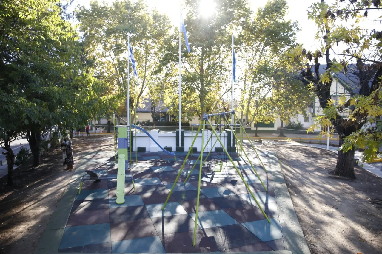 Tres de Febrero: Puesta en marcha de una renovada plaza en Ciudad Jardín