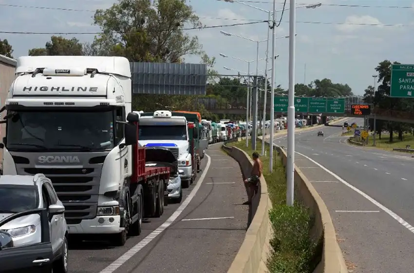 Faltante de gasoil: arranca el paro de transportistas de granos en distintas rutas del país