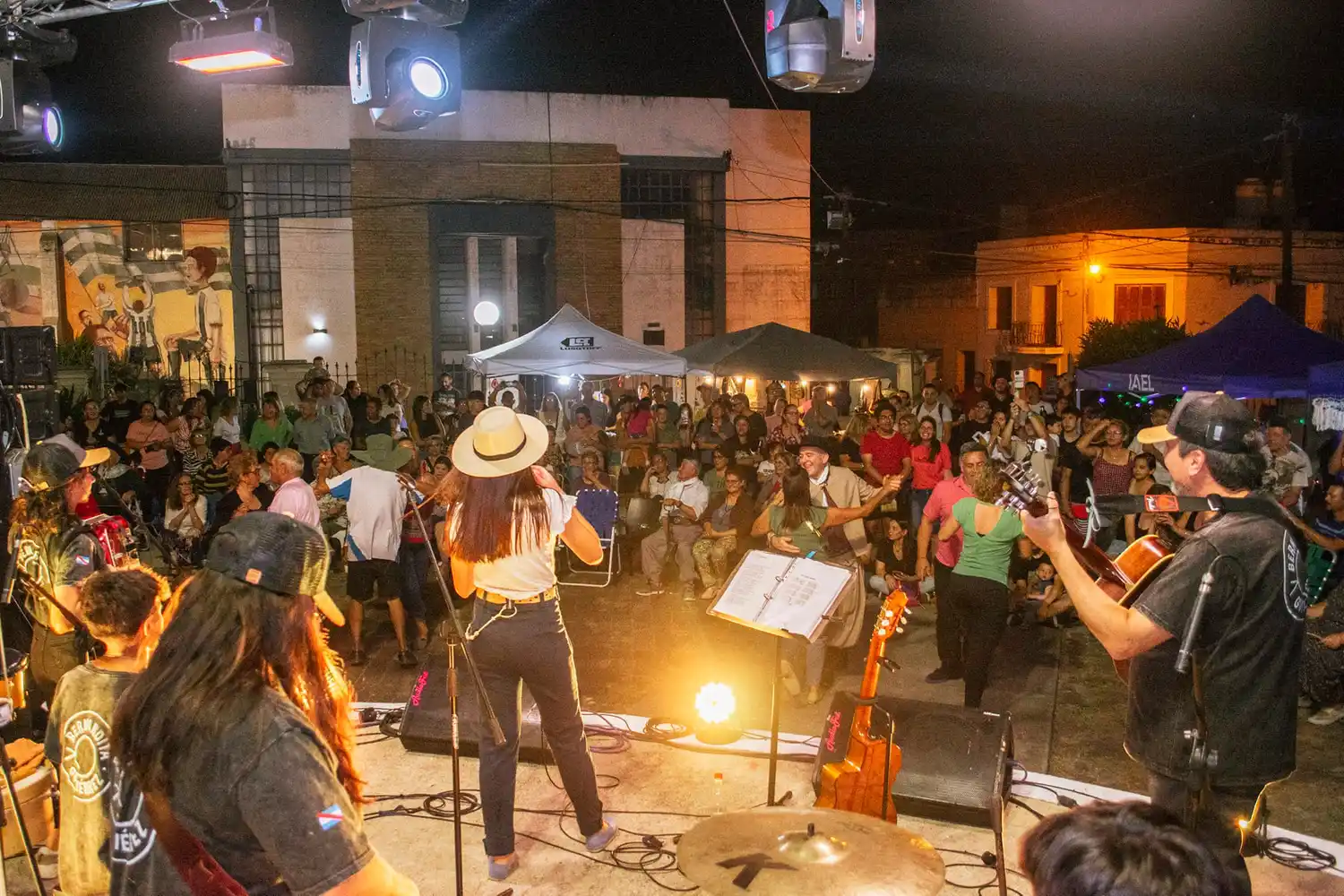 Victoria celebró el Día de la Tradición en el Mercado Municipal con homenajes, danza y emoción