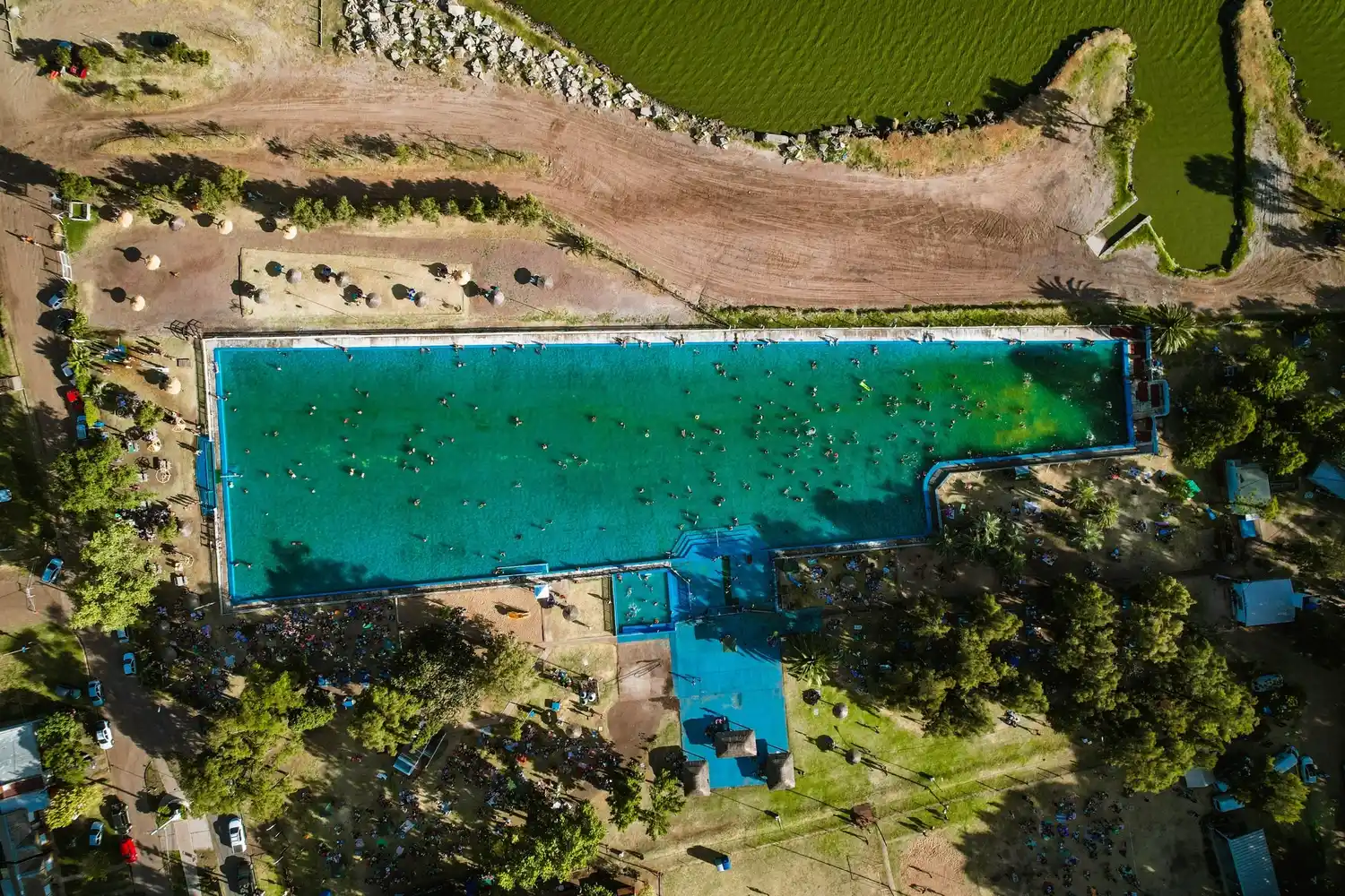 La temporada 24/25 será la última de la vieja pileta, previo a su remodelación. Foto: Turismo Teodelina.