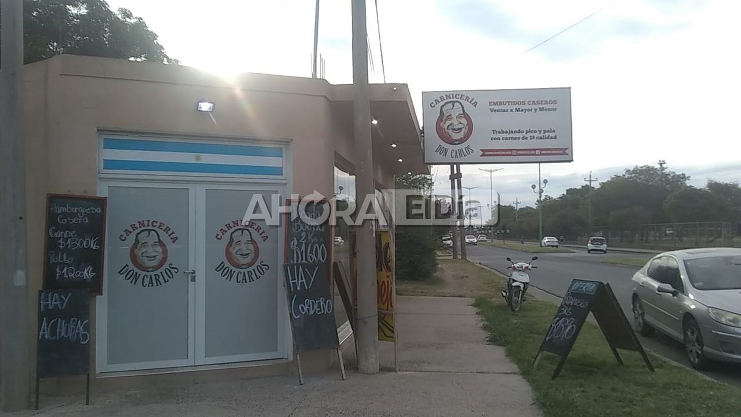Robaron dos bicicletas en una carnicería frente al Corsódromo: quedaron registrados en las cámaras de seguridad