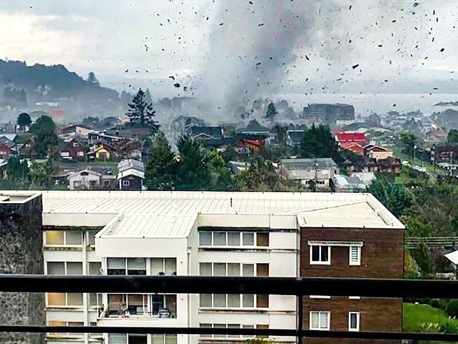 Boric viajó a la región afectada por tornado que dejó 19 heridos