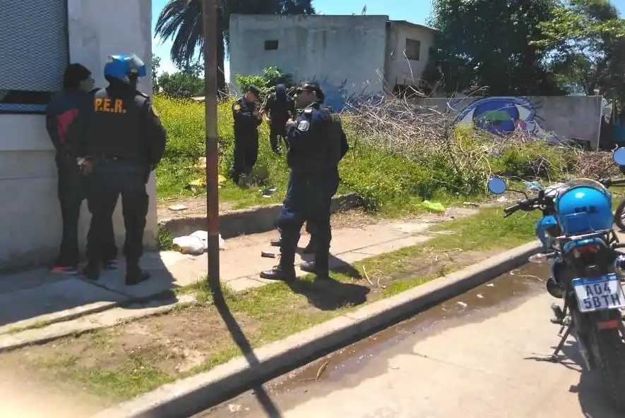 Detienen a un hombre por el robo de un celular y un stereo