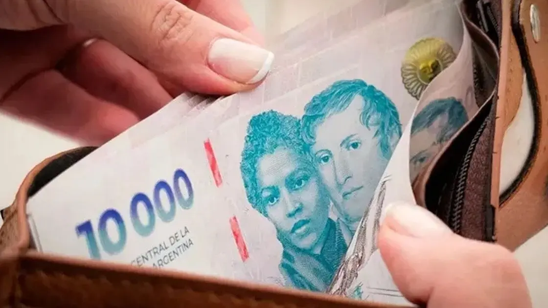Los salarios registrados volvieron a quedar por debajo de la inflación en marzo